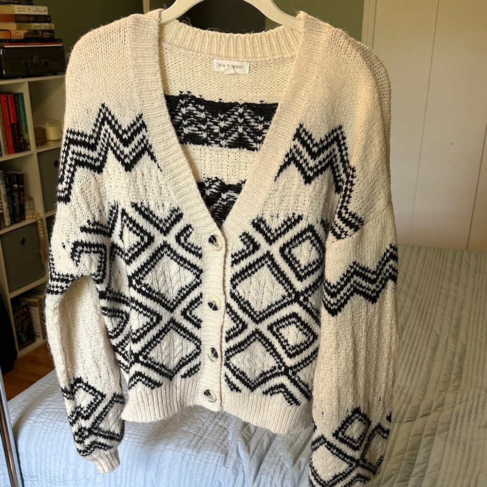 Blu Pepper Cream and Black Patterned V‑Neck Cardigan